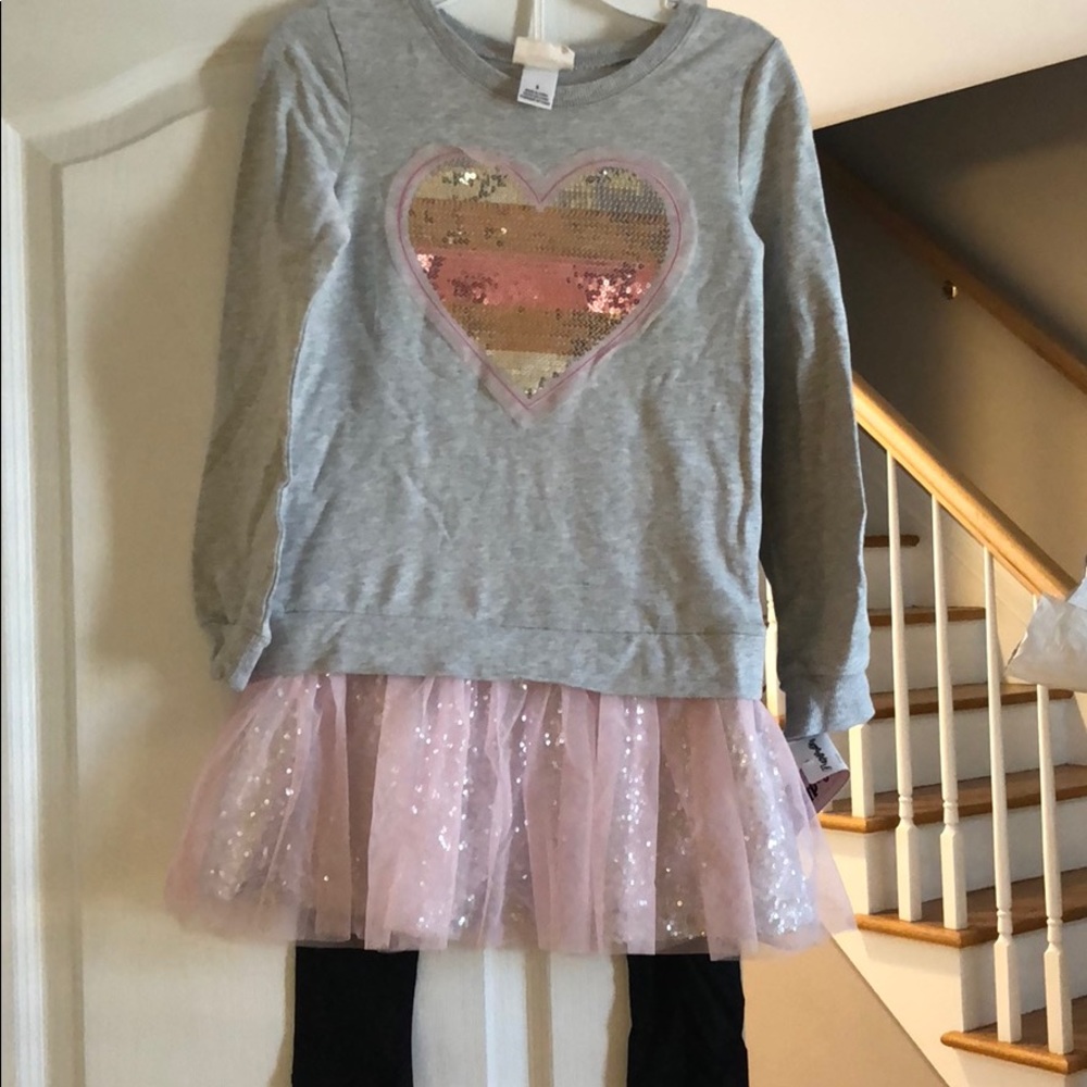 Gray sweatshirt with sequined heart.blk leggings